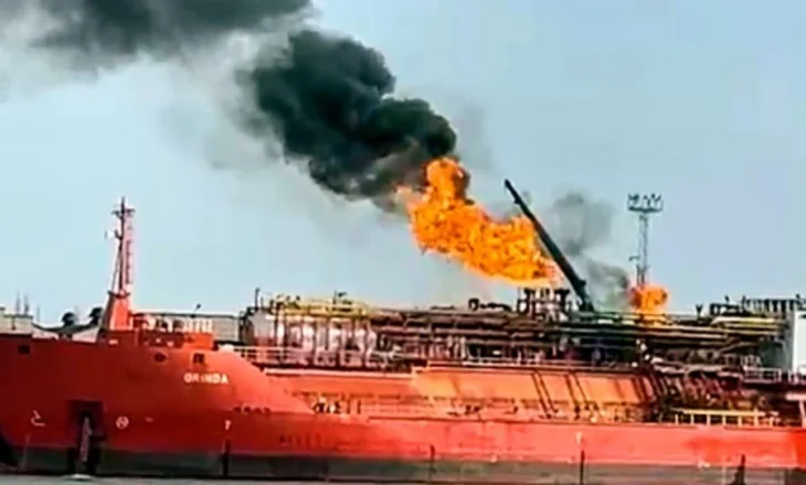 U godit me dron/ Merr flakë anija turke në Odesa të Ukrainës