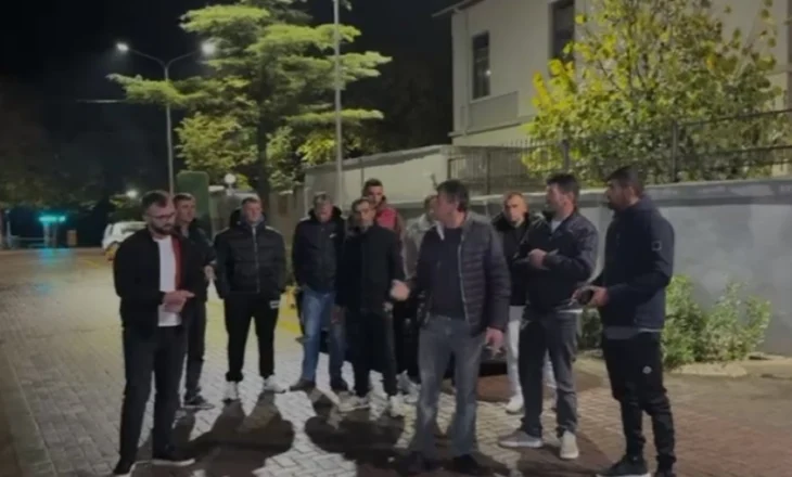 U morën 35 ha tokë, banorët protestë para komisariatit të Pogradecit ku u arrestua shoku i tyre. Grushtoi këshilltarin PS