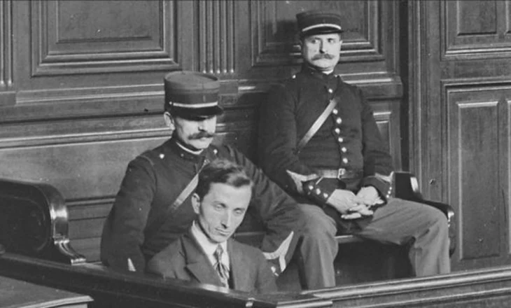 “U ndal të përshëndeste dhe shkëmbente dy fjalë, por u qëllua me një plumb”- Vrasja e Avni Rustemit, çfarë ndodhi me 20 prill 1924 pranë Pazarit të Ri