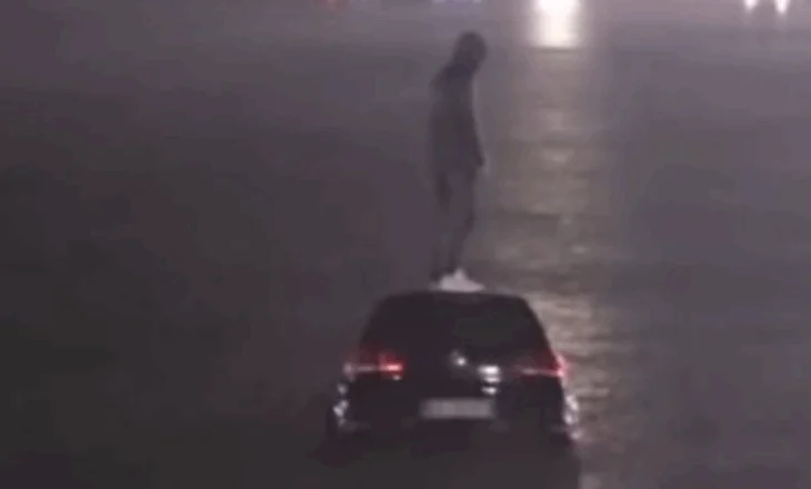 U nis për në Shqipëri, por përfundoi në mes të detit, mbi makinë