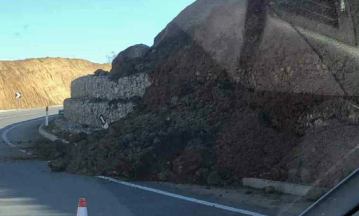 U përurua 2 muaj më parë nga Balluku,rruga Qukës-Qafë Plloçë nis të degradohet,rrëshqitje dherash në aksin 260 mln euro