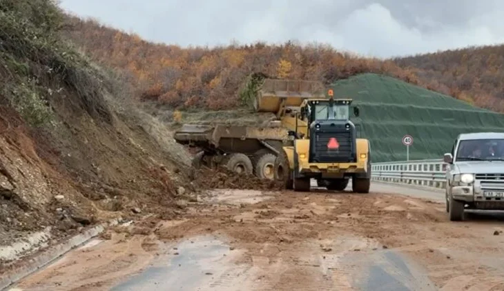 U përurua para 2 muajsh nga Balluku, bllokohet nga rrëshqitjet e dheut aksi Qukës-Qafë Plloçë