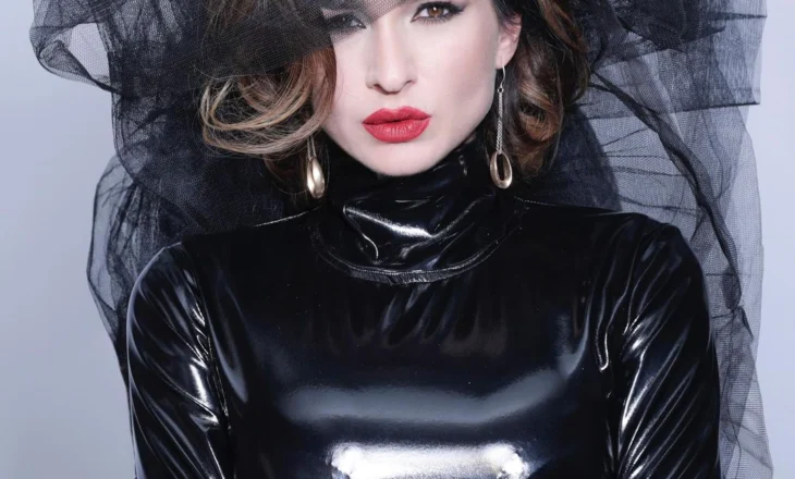 U shfaq e tensionuar në emisionin e Arbana Osmanit, Elsa Lila thumbon moderatoren? Këngëtarja: Sjellja ime varet nga…