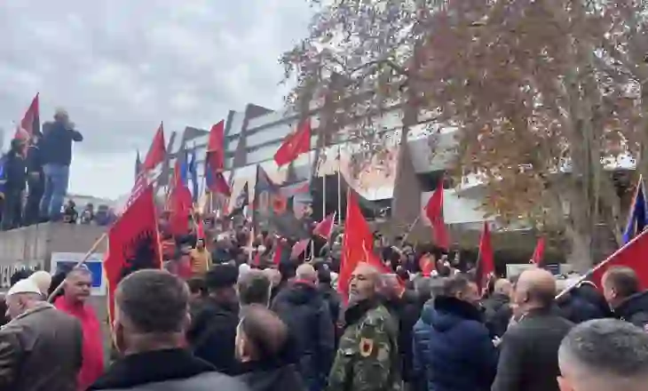 “UÇK, UÇK!” –  nis protesta e shqiptarëve në Strasburg në mbrojtje të ish-krerëve të UÇK-së