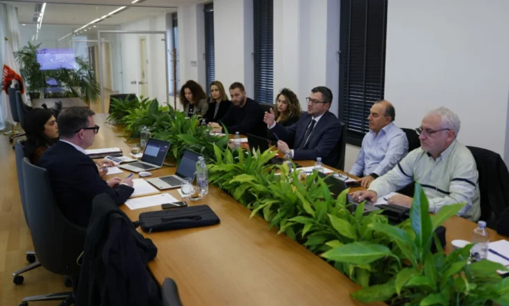 UEFA zbarkon në FSHF, takim ekspertësh për licencimin e klubeve