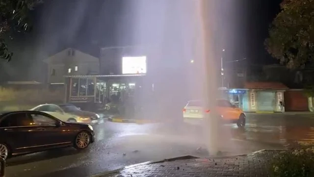 Uji del me presion si shatërvan disa metra i lartë! Shpërthen rrjeti i ujësjellësit afër spitalit në Elbasan