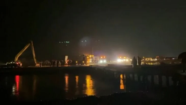 Uji rrezikon banesat/ Moti i keq, çahet argjinatura e kënetës në Tale, përmbyten disa rrugë