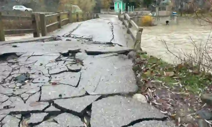 Ura u dëmtua nga përmbytjet/ Bllokohen 10 fshatra në Kolonjë, banorët protestojnë