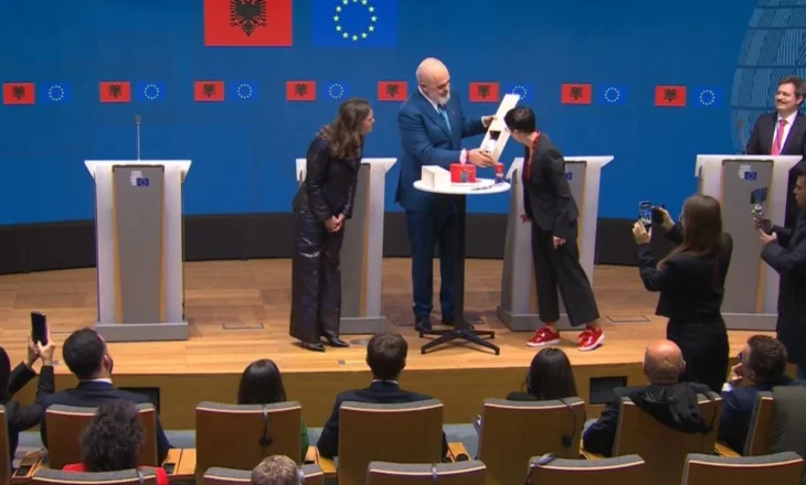 “Urime Shqipëri!”/ Marta Kos përgëzon Ramën për hapjen e të gjithë kapitujve, kryeministri i jep dhuratën e veçantë