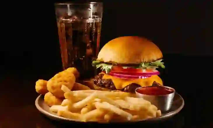 Ushqimet ultra të përpunuara po nxisin krizë globale shëndetësore, duhen politika reformuese në mbarë botën