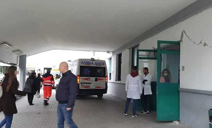 Ushtroi dhunë fizike ndaj mjekut në Shijak, arrestohet 49-vjeçari