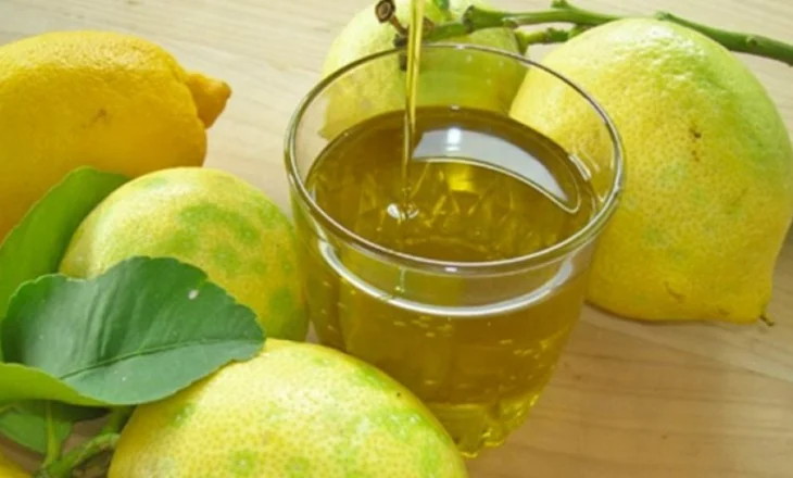 Vaj ulliri me limon për fuqi gjatë ditës