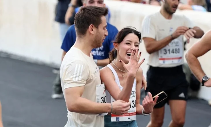 Vajza turke merr propozimin për martesë në finishin e garës, në Maratonën e Athinës