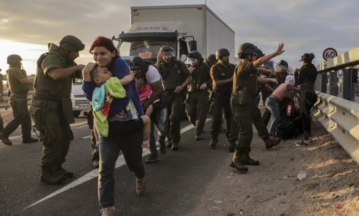 Valë masive emigrantësh në Peru nga pas fitores së pritshme të ekstremit të djathë në Kili, qeveria shpall gjendjen e jashtëzakonshme dhe blindon kufirin