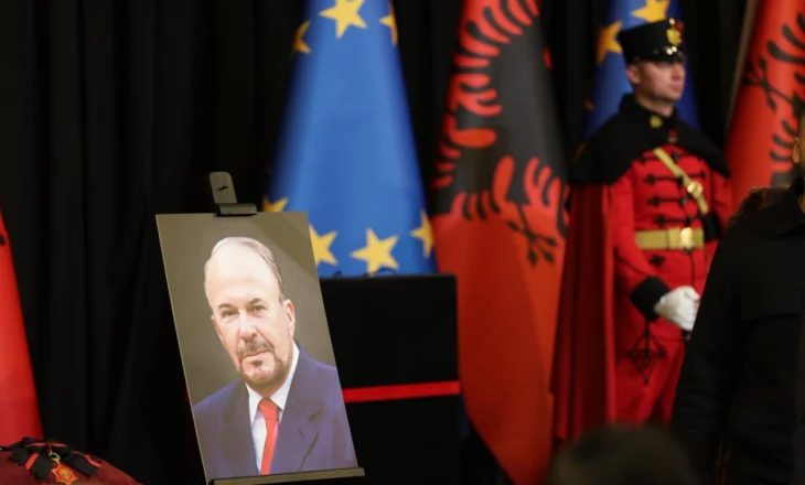 Varrosja e Nanos në Sharrë, reagon Ngjela: Turp kombëtar, duhet të prehet në varrezat e personaliteteve të kombit