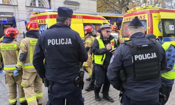 Varshavë – Autobusi përplaset me dy tramvaje në qendër të qytetit, 24 të plagosur (FOTOT)