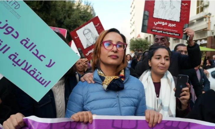 ‘Vazhdoni të protestoni dhe të refuzoni tiraninë’/ Qeveria tuniziane arreston opozitaren Chaima Issa për ta dënuar me 20 vjet burg