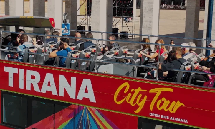 VD- Autobusi turistik që eksploron Tiranën, Rama: Prezaton turistët me historinë, ngjyrat dhe gjallërinë e qytetit