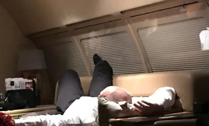 “Vendi nën ujë, Ramaduro në qiell…”/ Berisha ‘nuk kursen’ Ramën: I relaksuar në avionin privat në dispozicion