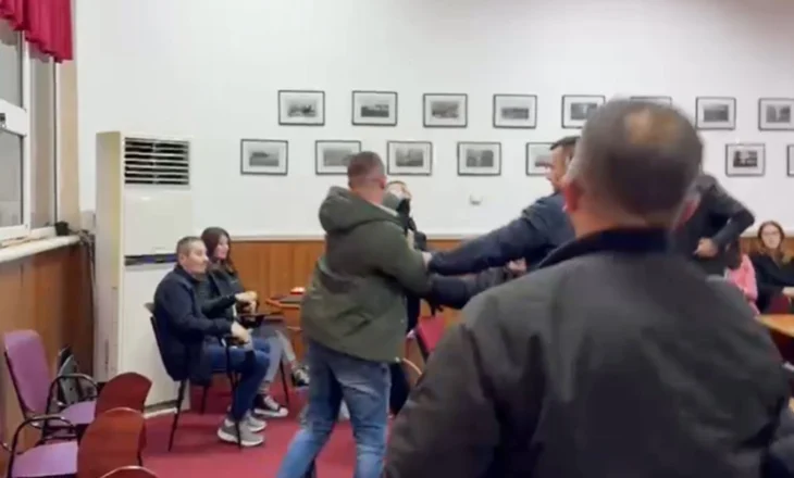Vendimi që çoi në konfrontim fizik/ Kërcet grushti në mbledhjen e këshillit bashkiak të Pogradecit