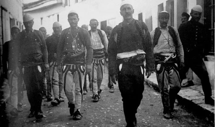 Versionet/ Si e organizuan vrasjen e Isa Boletinit?