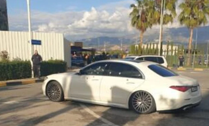 Vetëm 60 sekonda! Del VIDEO e ekzekutimit mafioz në Rinas! Autori i veshur si polic dhe me kallash në dorë qëllon me breshëri