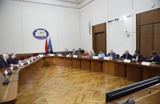 Vetëm dy aleatët paraqiten në mbledhje/ Komisioni i Reformës Territoriale nis punimet, PD e bojkoton
