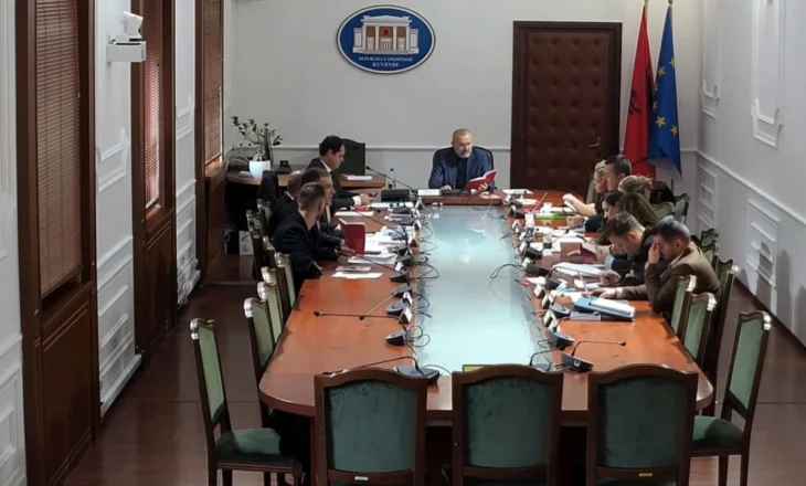 “Vetëm mua ma ndërprisni fjalën”/ Manja përplaset me Blushin: Ç’është kjo ‘është kapur për fyti drejtësia’?