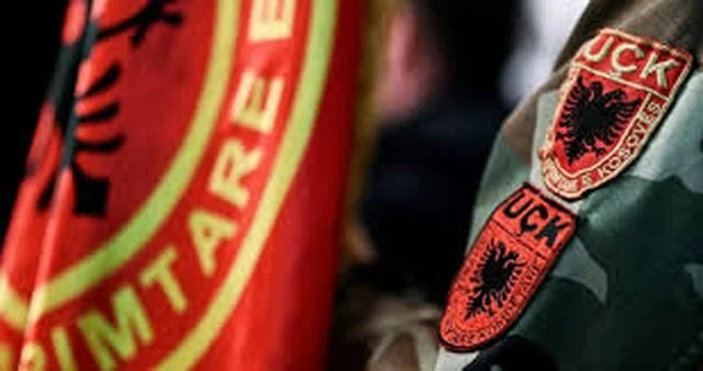 Veteranët e UÇK falenderojnë Wesley Clark pas dëshmisë në Hagë