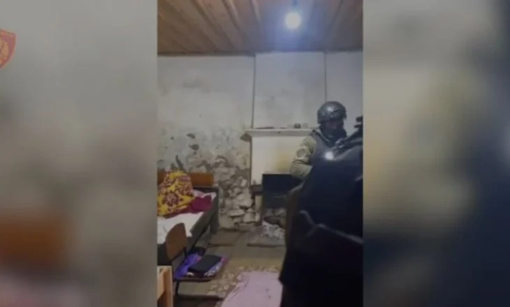VIDEO/ 12 orë të ngujuar në banesë, reagon policia pas vetëdorëzimit të dy të dyshuarve! I gjenden arsenal armësh, granata dhe flamuri i ISIS
