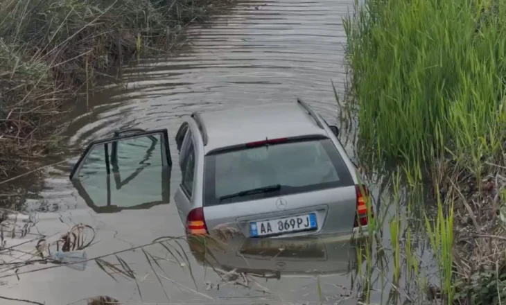VIDEO/ Aksident në aksin Lezhë-Milot, makina fundoset në kanalin me ujë
