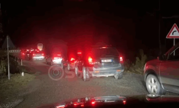 VIDEO/ Aksidenti bllokon Rrugën e Kombit, qindra qytetarë në kaos rrugës së vjetër Rrëshen-Rubik
