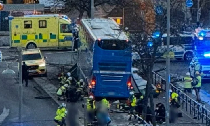 VIDEO/ Autobusi përplaset me stacionin në Stokholm, disa viktima dhe të plagosur