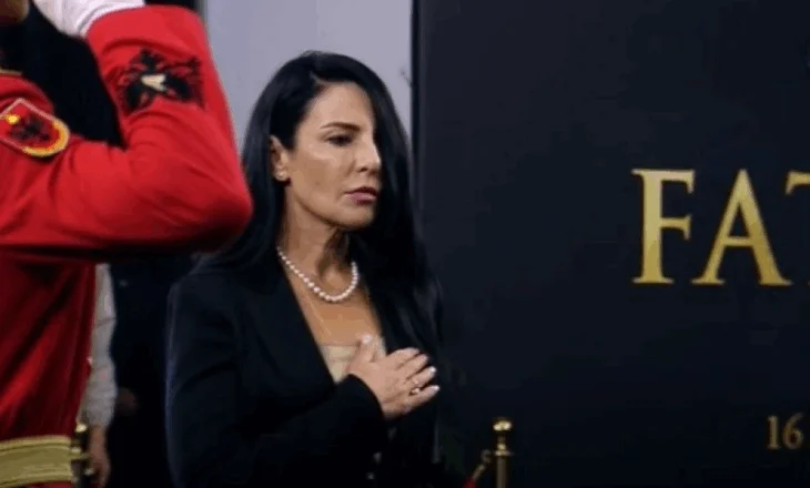 VIDEO/ Belinda Balluku ‘braktiset’ nga kolegët socialistë në homazhet për Fatos Nanon