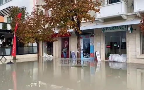 VIDEO-Berat, lumi Osum del nga shtrati, përmbytet shëtitorja e qytetit. Probleme nga reshjet në Gjirokastër