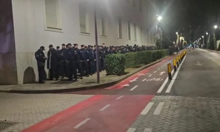 VIDEO-Blindohet godina e Kryeministrisë, PD pritet të nisë protestën. ‘Foltore’ paralele me Kuvendin