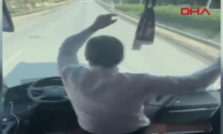 VIDEO-Çfarë guximi, shoferi lë timonin e autobusit dhe hedh valle me tifozët/ Ngjarja shkakton “trazira” në…