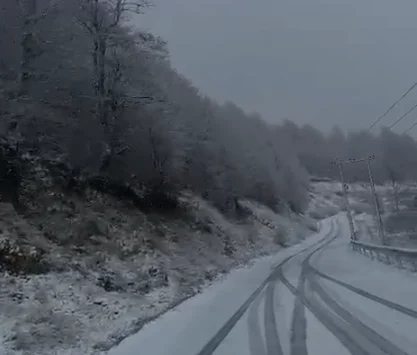 (VIDEO) Dëbora zbardh rrugën Librazhd–Fushë Studën