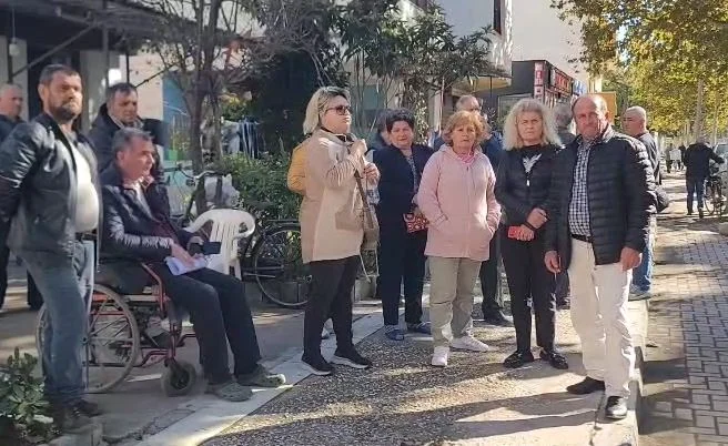 VIDEO/ “Do hidhem nga pallati!” Reagimi i banorit pasi përmbarimi u kërkoi 32 familjeve të dilnin nga shtëpitë. Çështja në gjyq, pezull pas vrasjes së gjyqtarit Kalaja