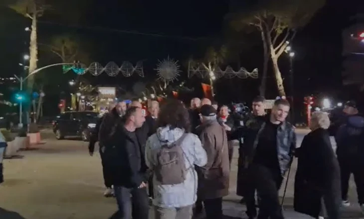 VIDEO-Duke shkuar drejt Kryeministrisë/ Qytetari tenton ta ndalojë Berishën, ndërhyn truproja..