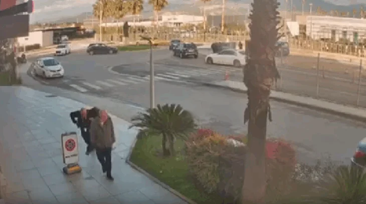 VIDEO/ Dy kalimtarë shpëtuan nga plu*bat në Rinas, lëvizja e tyre…