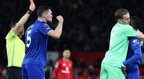 VIDEO/ E pabesueshme në Premier Ligë, futbollisti godet shokun e skuadrës me shpullë