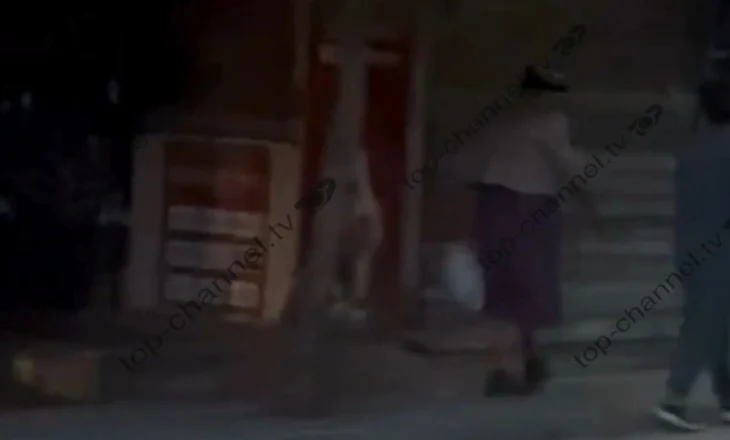 VIDEO/ E pazakontë, 69-vjeçari nga Roskoveci kamuflohej si grua dhe dilte nëpër fshat… duke thyer masën e arrestit