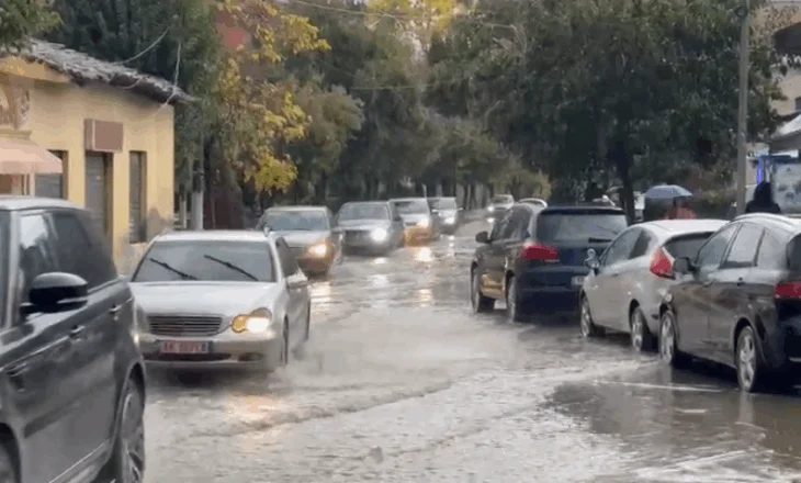 VIDEO/ Elbasani përmbytet me vetëm 2 minuta shi