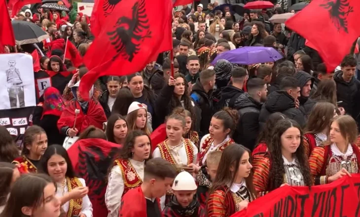 Video/ Festat 28-29 Nëntorit, nxënësit “pushtojnë” pedonalen e Bulqizës me veshje tradicionale dhe flamurin kombëtar