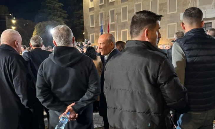 Video-Foto/ Çfarë nuk u pa në protestën e PD, nga ‘rebeli’ Leskaj me veshje sportive, te ‘kërcimtari’ që vodhi vëmendjen