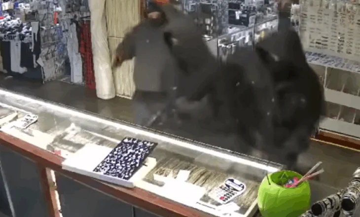VIDEO/ Grabitje spektakolare në një dyqan bizhuterish në Los Angelos! Punonjësi tenton të largojë autorët, qëllohet me armë roja