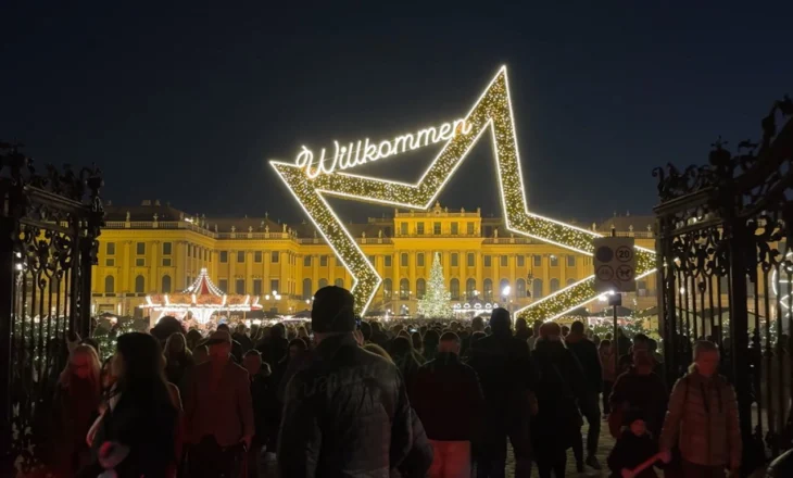Video/ Imazhe përrallore nga Vjena, tregu i parë i Krishtlindjeve në Evropë hapet për vitin 2025