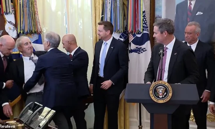 VIDEO/ Incident në Shtëpinë e Bardhë, bie në tokë gjatë fjalimit përfaqësuesi i një kompanie farmaceutike