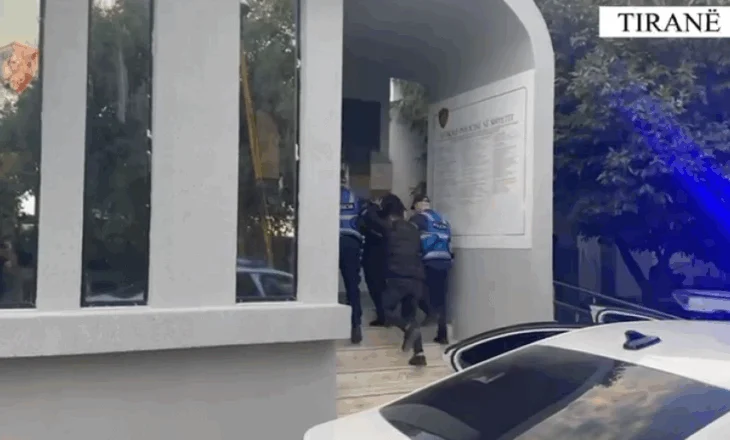 VIDEO/ Kanosën dhe shantazhuan të riun dhe familjen e tij, 1 pas hekurave, 4 të proceduar. Mes tyre 3 vëllezër